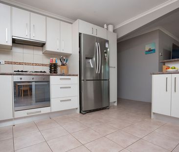 MODERN AND MAINTAINED - Stunning 4x3 Close to CBD - Photo 6
