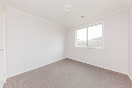 Modern & Stylish Four bedroom property in "Edenbrook", Pakenham - Photo 5