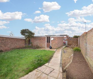 3 bedroom detached bungalow to rent - Photo 3