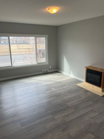 Well Maintained 8 bdrms Bungalow in Highland Park! - Photo 2