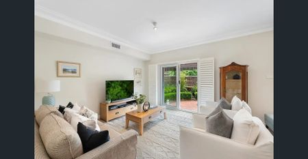 Superbly located oversized townhouse - Photo 4
