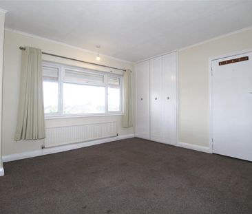2 Bedroom Flat - Above Shop To Let - Photo 6