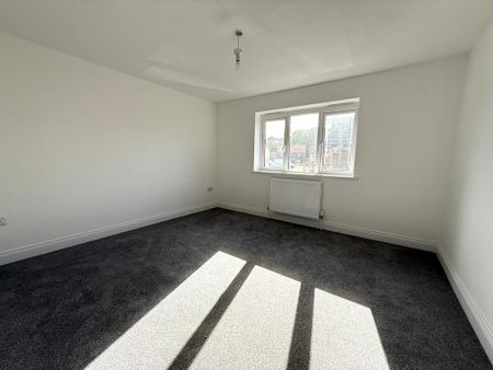 4 bedroom detached house to rent - Photo 3