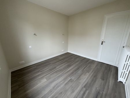 Location Maison 3 pièces 70m² SABLE SUR SARTHE 72300 - Photo 3