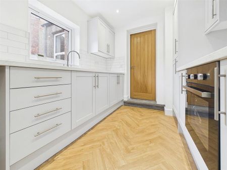 3 bedroom flat to rent - Photo 3