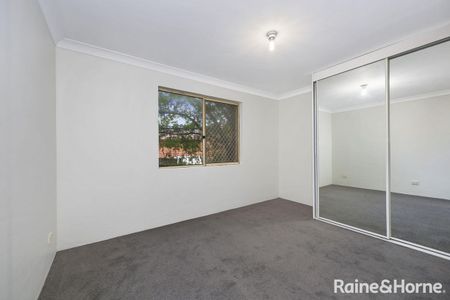Spacious three bedroom apartment in Marrickville - Photo 2