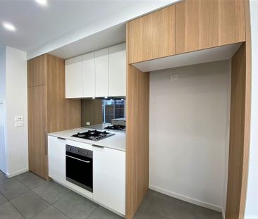 Sleek and Stylish - Photo 5