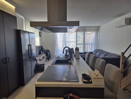 Energiezuinig duplex appartement met 3 slaapkamers, terras en autostaanplaatsen - Photo 2