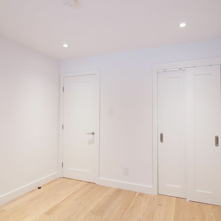 4580 Chemin Queen Mary, Montréal, QC - Photo 1