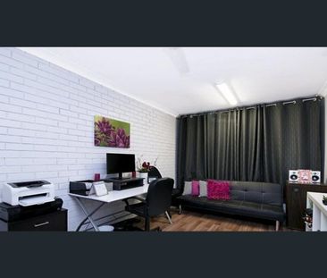 1/14 Crimson Crt, Miami, Qld 4220 - Photo 4