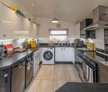 4 bedroom semi-detached house to rent - Photo 4