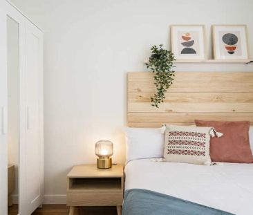 Room in a shared 17-bedroom apartment for rent in Vallehermoso - Foto 3