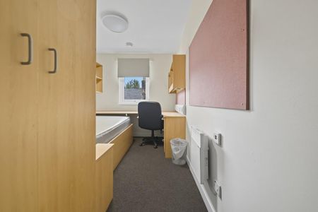 1 bedroom in a flat share to rent - Photo 4