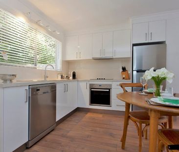 Convenient Central Apartment - Photo 3