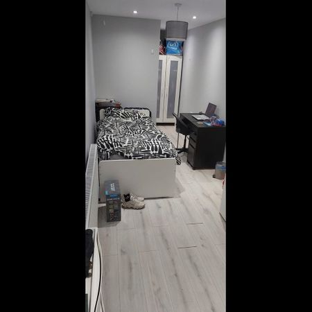 Studio Flat, Andrews Close, HA1 - Photo 3