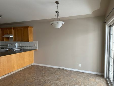 Spacious 2 Bed Apartment + Covered Parking included - Pet Friendly - Photo 3