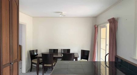 Warm 2 Bedroom + Office Home with extra Rumpus/Hobby Space - Photo 4