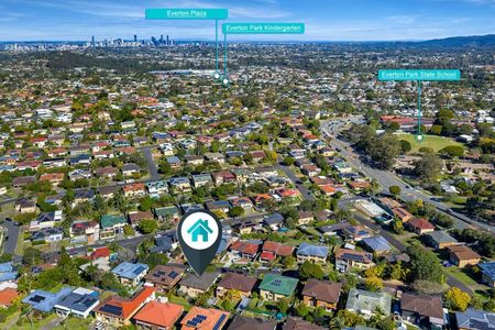 Family Sanctuary on 598sqm with multiple living zones and beautiful garden - Photo 5