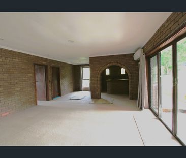 4-BEDROOM FAMILY HOME WITH GARAGE & SECURE YARD - Photo 2