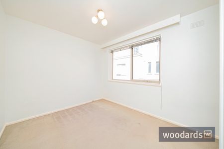 “Charming Hawthorn Apartment with Open-Plan Living and Updated Comforts” - Photo 3