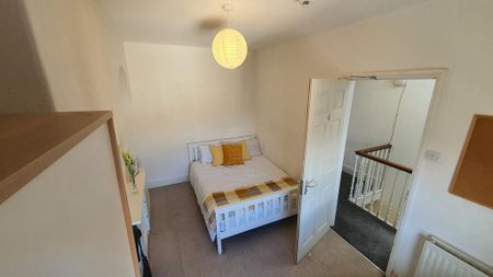 1 bedroom in a house share to rent - Photo 4