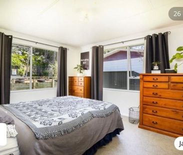 Bright & Spacious Home in Frankleigh Park - Photo 2