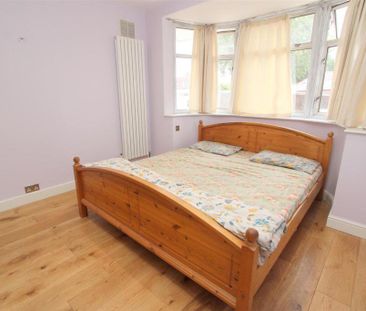 3 bed Semi-detached bungalow in Benfleet Close , Sutton, SM1 3SD - Photo 6