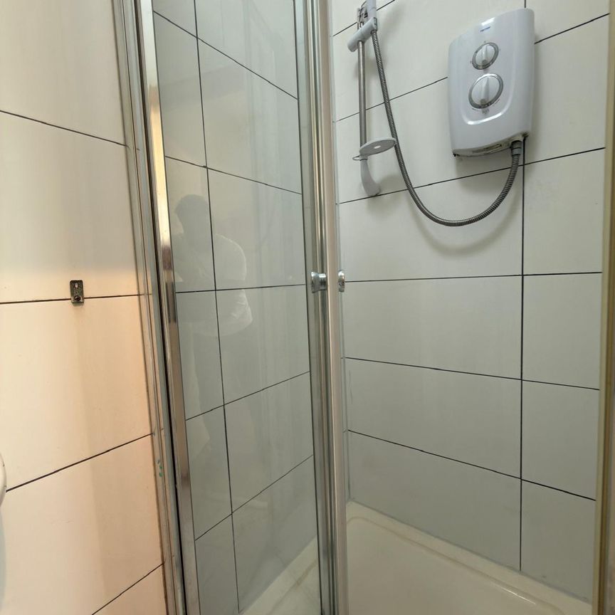 Self Contained studio flat close to ilford station- 850£ - Photo 1