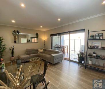 Stylish & Modern Apartment in Amazing Location - Photo 1