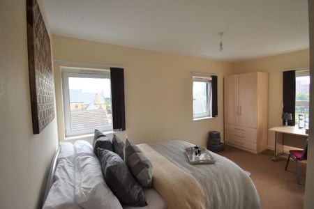 3 bedroom flat to rent - Photo 4