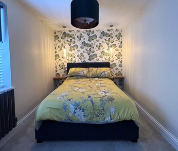 Rapleys Field, Woking - 2 bedrooms Property for lettings - Seymours - Photo 2