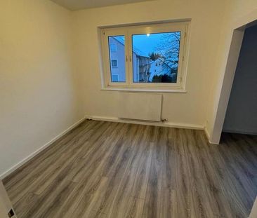 !!Platz für die ganze Familie!! Frisch RENOVIERTE 4-Zimmerwohnung** - Photo 4