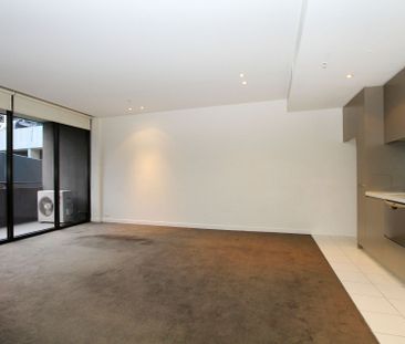 Spacious One-Bedroom Apartment in Prime Albert Park Location - Photo 1