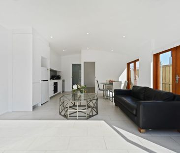 Waterfront living in premium location! - Photo 1