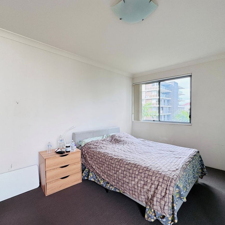 Partially furnished double-storey apartment - Photo 1