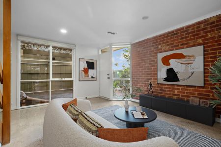 Inner City Lifestyle Perfection – Updated throughout! - Photo 5