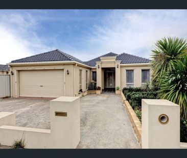 8 Naroon Drive, Kalkallo, Vic 3064 - Photo 2