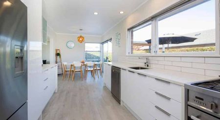 4 Bedrooms in Botany Downs - Photo 4