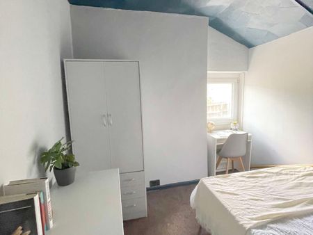 Modern House in Treforest Room 2 - Photo 4