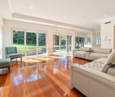 IMPRESSIVE MODERN RESIDENCE IN PRIZED LOCATION (6 Bedroom + 1 study +3 bathroom + 2 Car space) - Photo 2