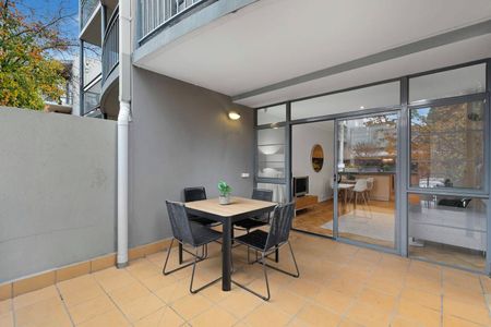 Courtyard with Convenient Direct Street Access - Photo 2