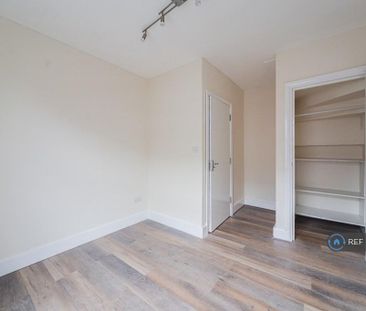 3 bedroom flat to rent - Photo 5