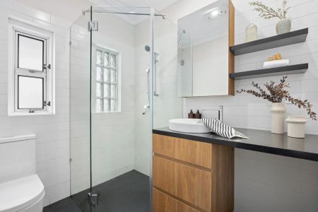 Immaculate updated apartment with harbour glimpses - Photo 5