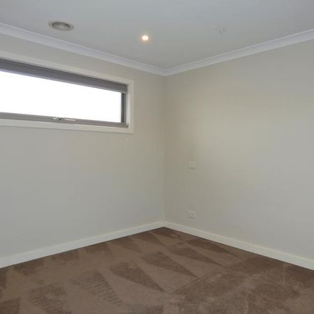 Luxury Townhouse in Prime Location! - Photo 4