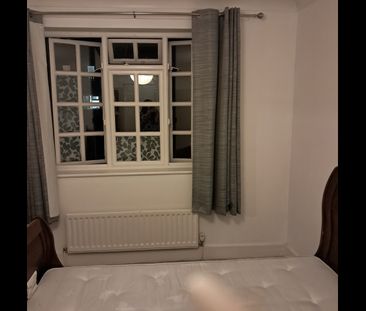 Room in a Shared House, Brook Close, SW17 - Photo 3