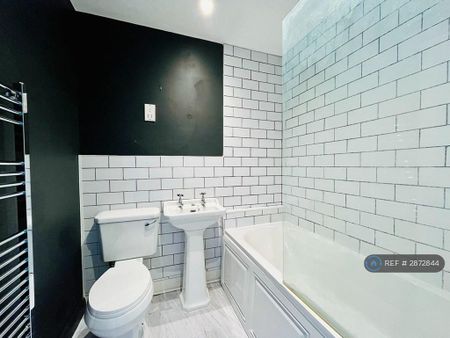 2 bedroom end of terrace house to rent - Photo 2