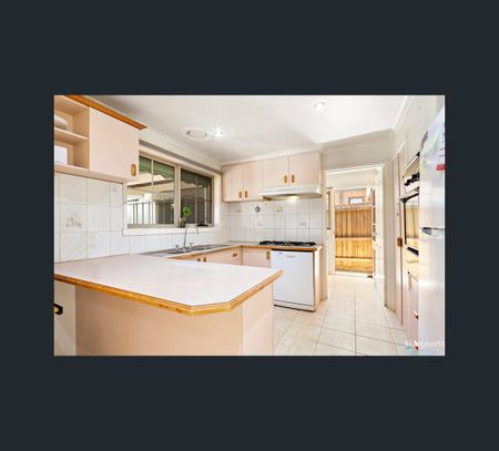 39 Bainbridge Cl, Craigieburn, Vic 3064 - Photo 3