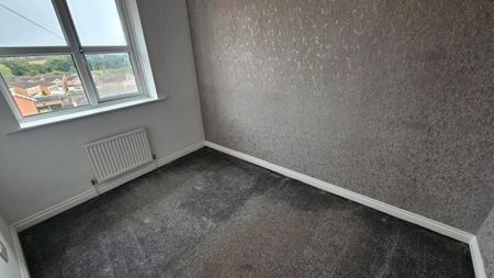 3 bed Semi-Detached - To Let - Photo 4
