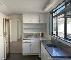 Charming 4BR Island Bay Retreat - Photo 4