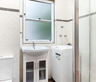 Top Floor Apartment With Bay Views - Photo 3
